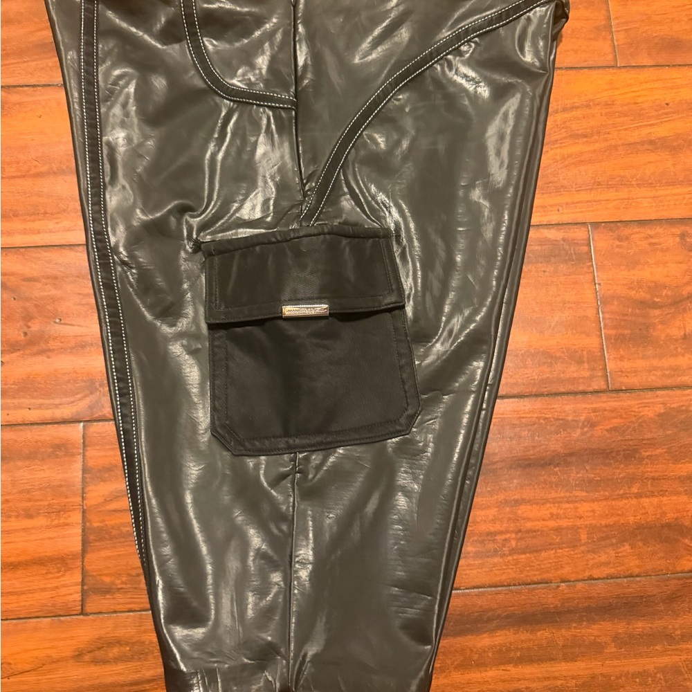 Maniere De Voir Black Faux Leather Cargo Bike Shorts with Side Pocket - Picture 8 of 10